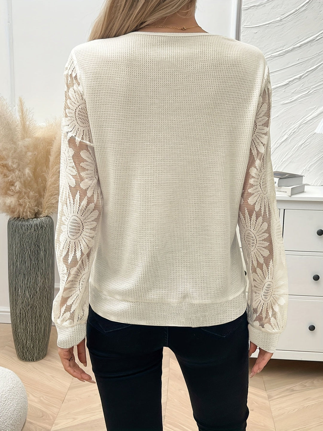 Damen Strickpullover mit floraler Spitze und V-Ausschnitt - Leichter Pullover mit Häkeldetails