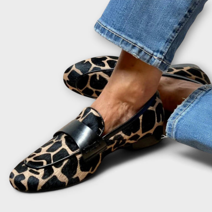 Damen Leoparden Slipper mit schwarzem Besatz - Bequeme Halbschuhe im Tiermuster