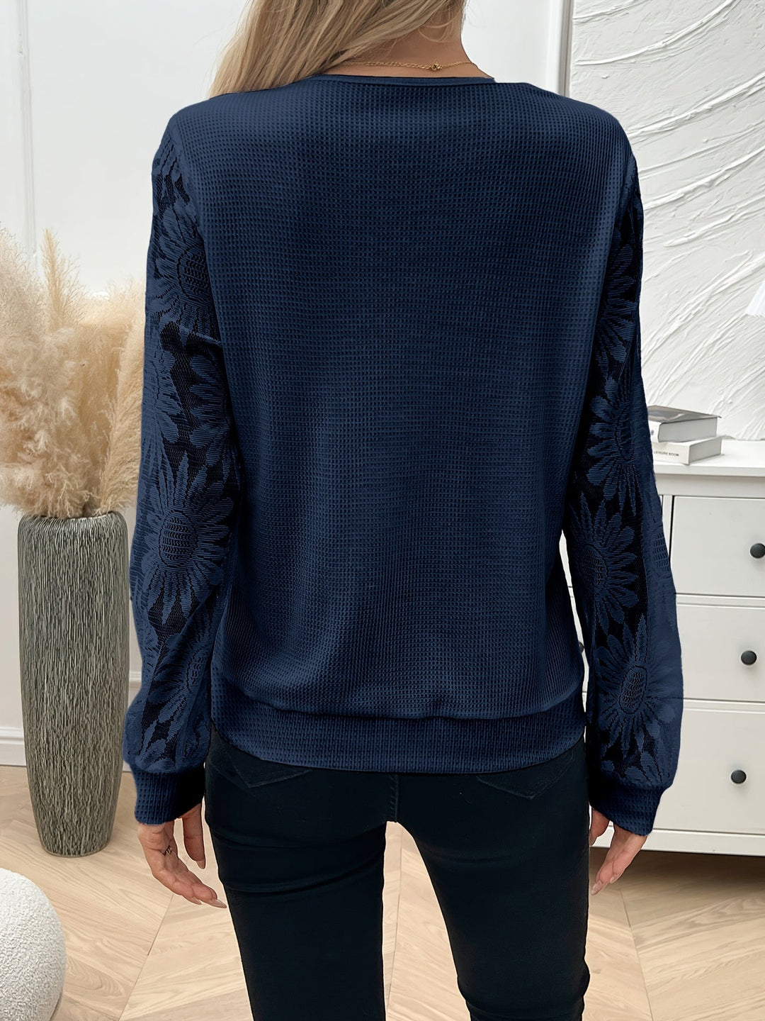 Damen Strickpullover mit floraler Spitze und V-Ausschnitt - Leichter Pullover mit Häkeldetails