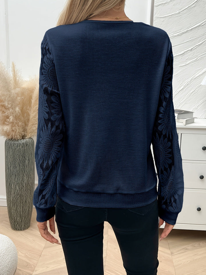 Damen Strickpullover mit floraler Spitze und V-Ausschnitt - Leichter Pullover mit Häkeldetails